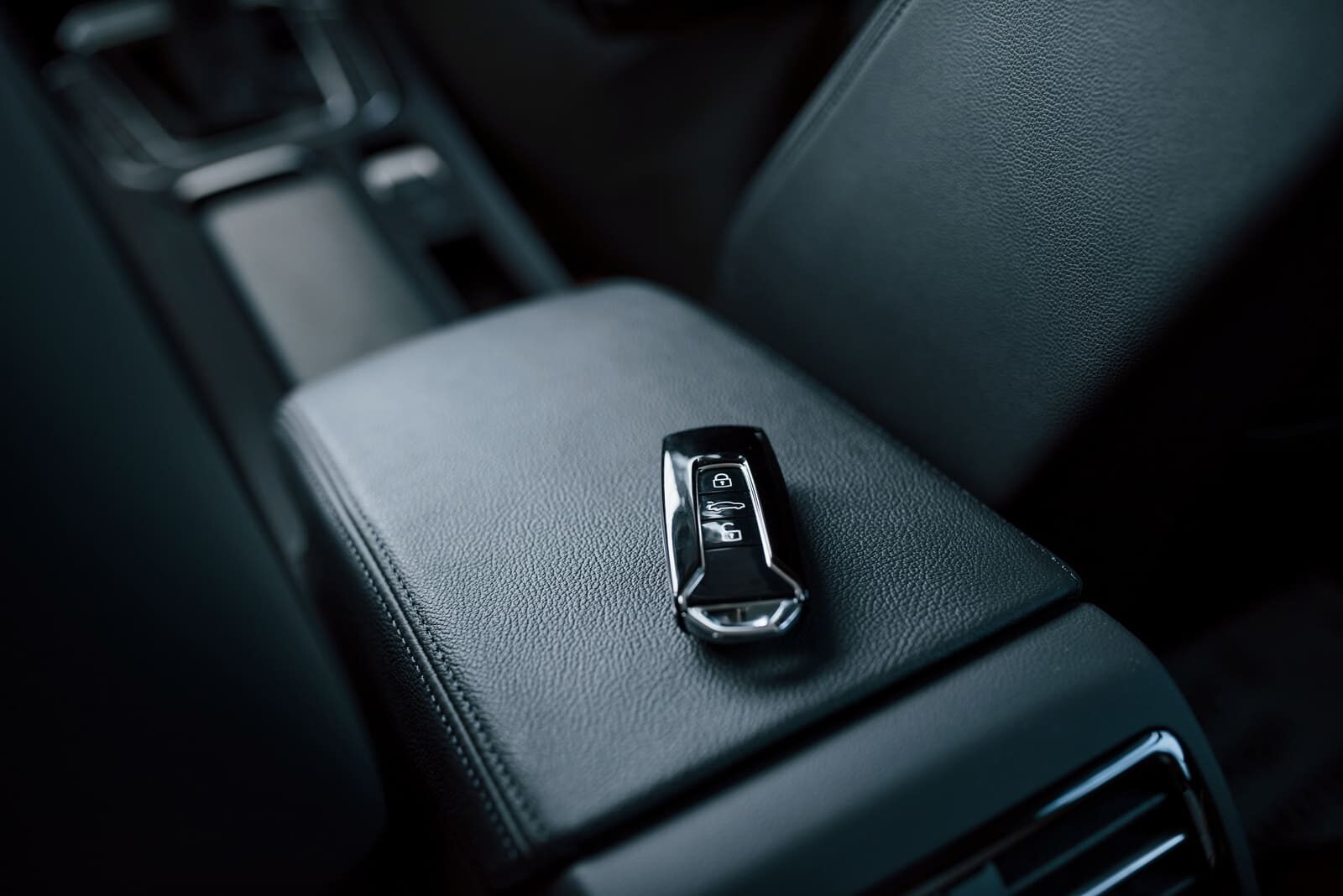 Acasă 24 close up photo keys lying donw inside brand new modern car e1747316976148