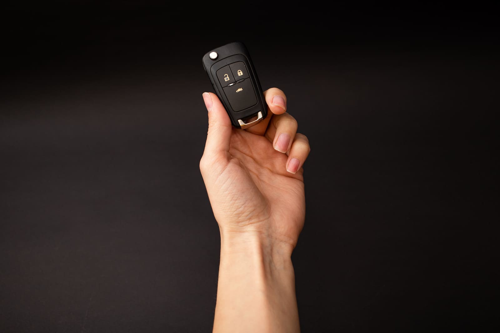 Acasă 23 girl holding car keys her hand